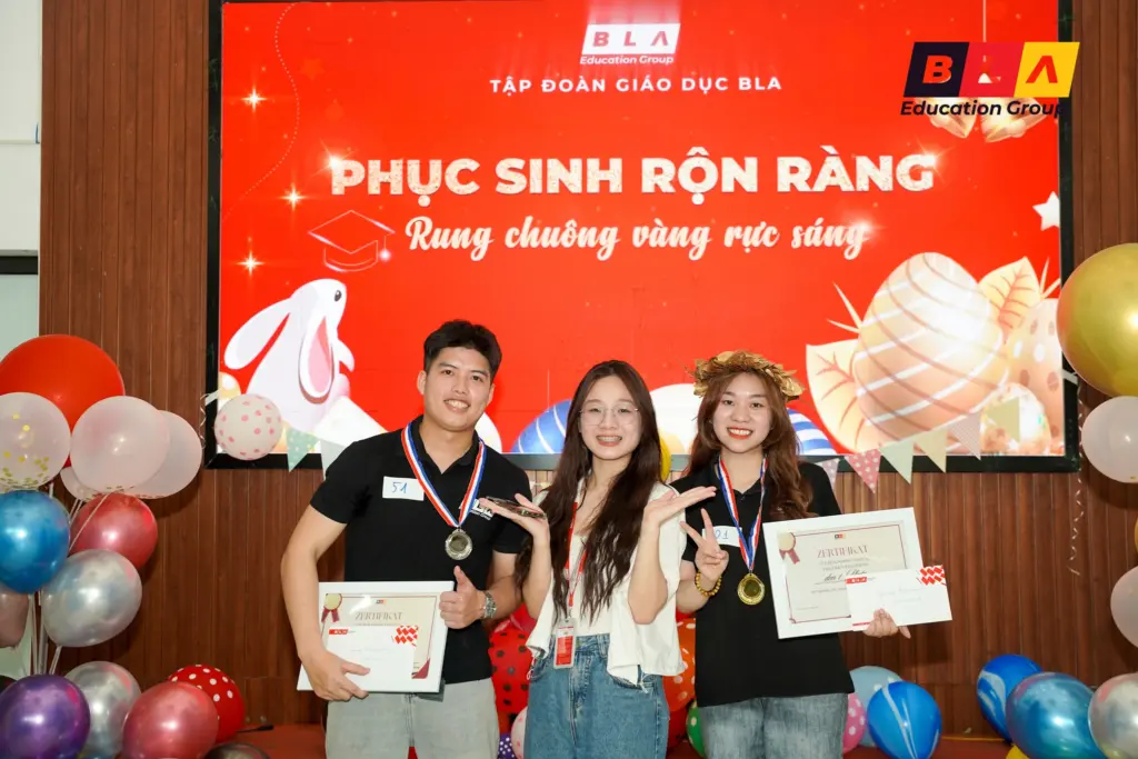 Thu Hiền (bên phải) đạt Quán quân Rung Chuông Vàng BLA
