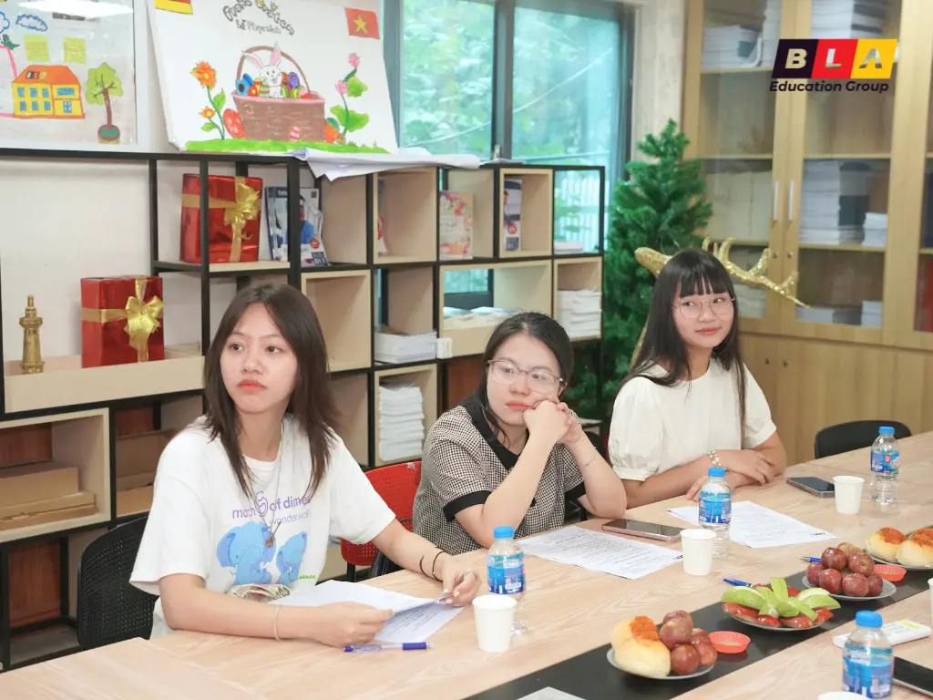 Trần Thị Phương Thảo, Nguyễn Phương Thảo và Nguyễn Thị Linh Chi tại phòng sinh hoạt BLA