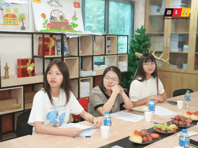 Trần Thị Phương Thảo, Nguyễn Phương Thảo và Nguyễn Thị Linh Chi tại phòng sinh hoạt BLA