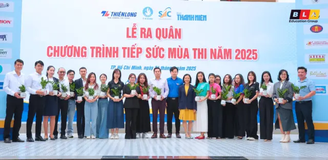 Chị Lê Thị Ngọc Thủy Giám đốc BLA Hồ Chí Minh (Thứ 2 từ phải sang) nhận quà từ chương trình