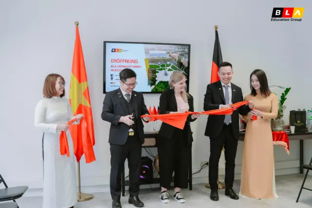 Chủ tịch BLA (TS Nguyễn Tuấn Nam), Giám đốc BLA Germany (Ông Phan Hoàng Hà) và bà Carolin Eißler cắt băng khánh thành BLA Germany