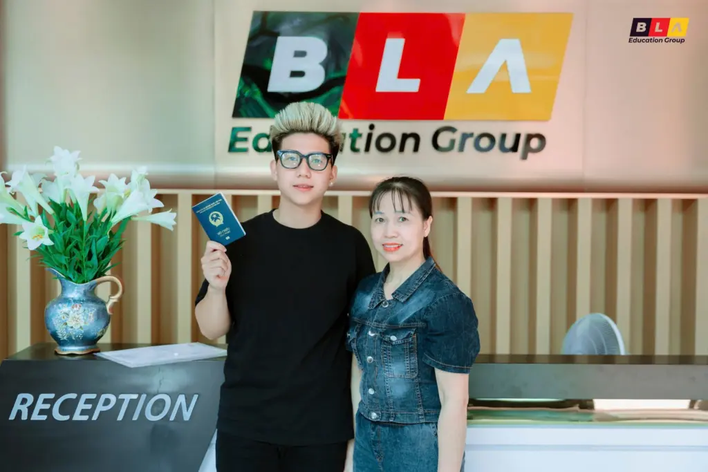 Học viên BLA Nguyên Văn Hoàn cùng phụ huynh