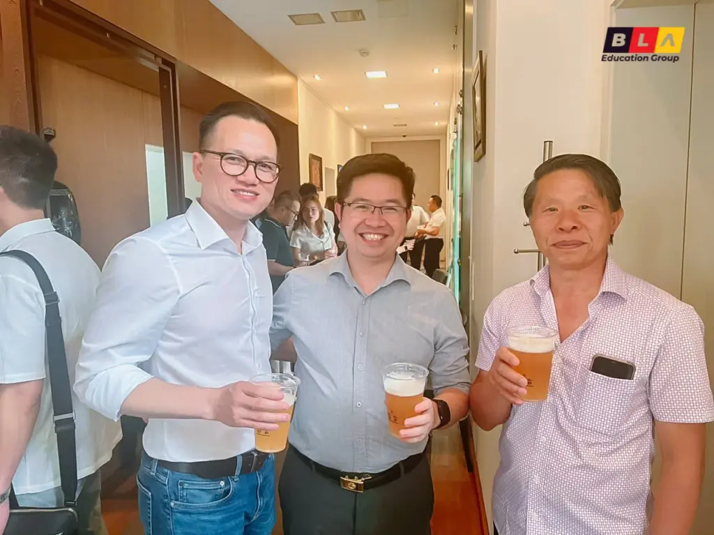 Tiến sĩ Nguyễn Tuấn Nam (ở giữa) tại buổi giao lưu gặp gỡ các doanh nghiệp Việt tại Đức