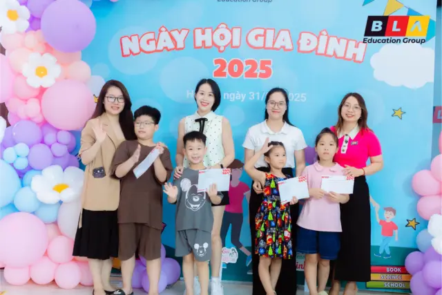 Các bé chụp cùng phụ huynh