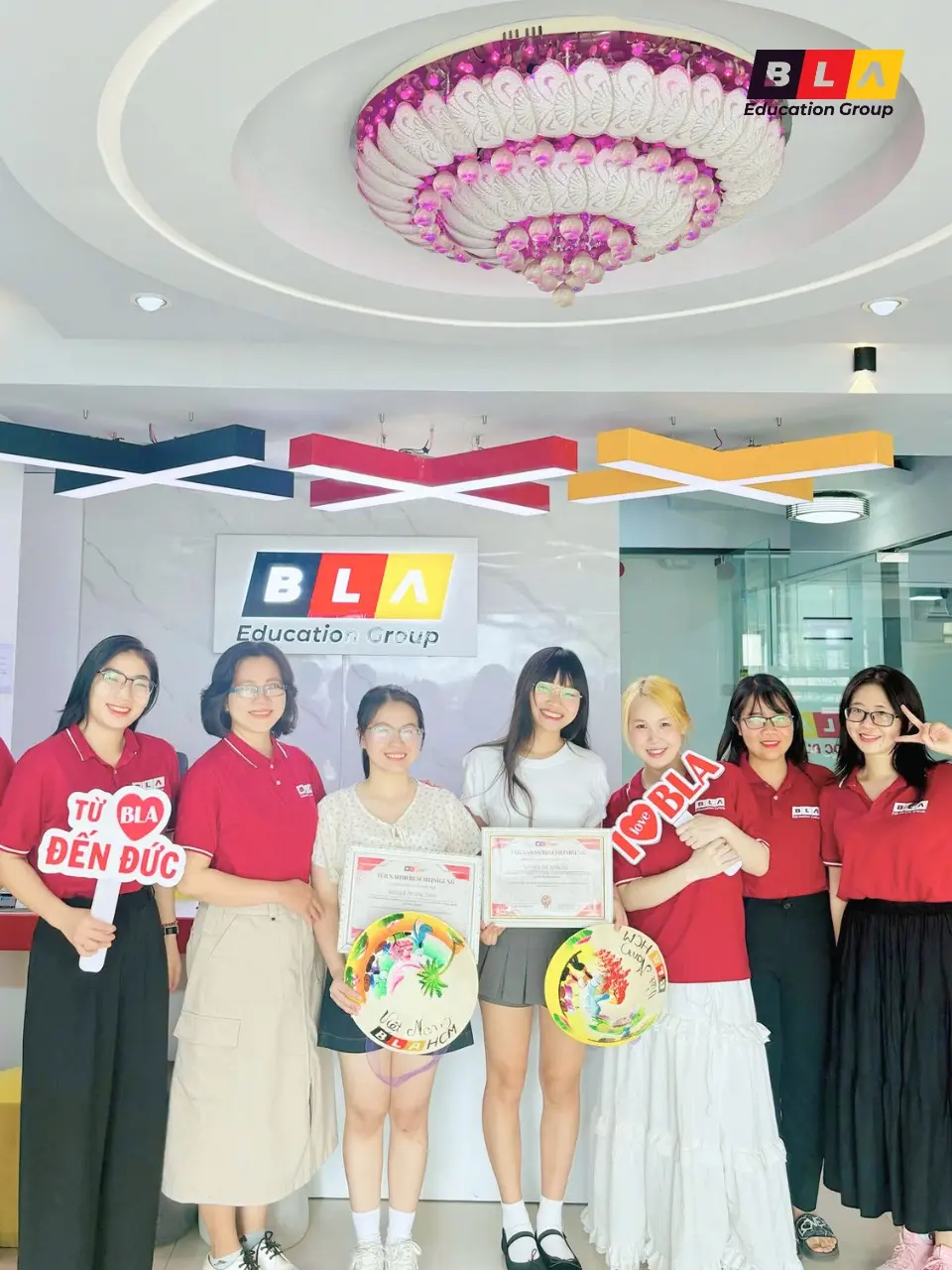 Hai bạn sinh viên nhận học bổng BLA chụp cùng nhân sự BLA HCM