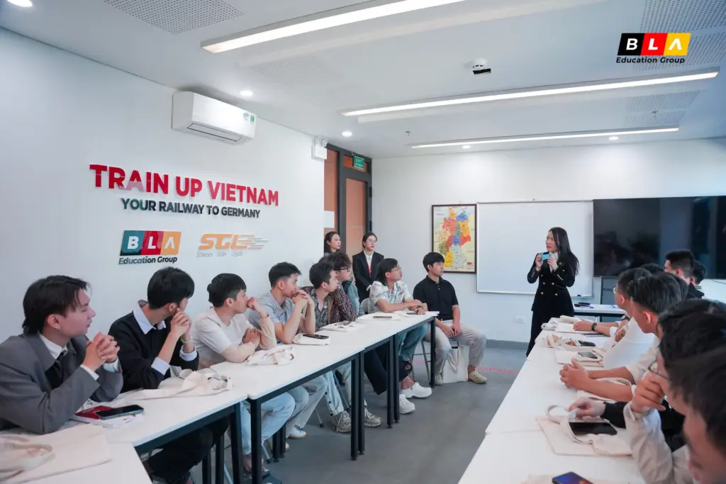 KHAI GIẢNG NGÀNH LÁI TÀU (7) KHAI GIẢNG NGÀNH LÁI TÀU (7)